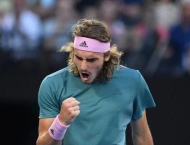 Πρόκριση και αρχαίο γνωμικό από Τσιτσιπά: Η παιδεία, καθάπερ ευδαίμων χώρα, πάντα τ’ αγαθά φέρει